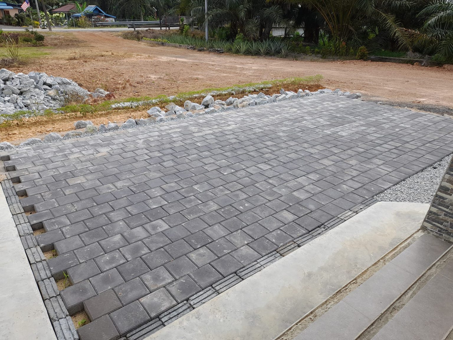 DIY Batu Paver Block Di Laman, Elak Rumput & Lalang Naik. Cuma Tabur ...