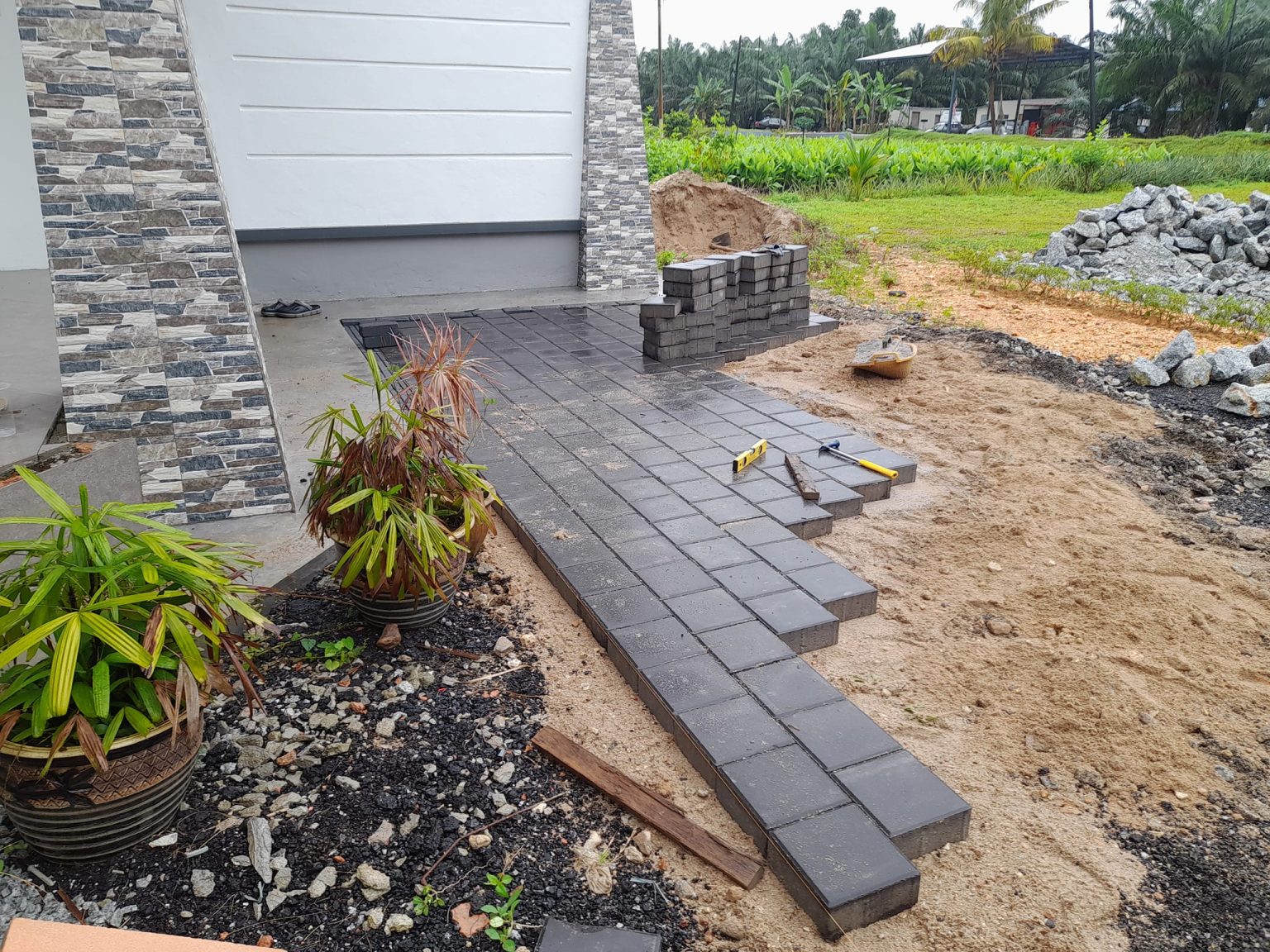 DIY Batu Paver Block Di Laman, Elak Rumput & Lalang Naik. Cuma Tabur ...