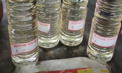 Botol plastik berisi campuran kapur barus dan minyak tanah digantung di kebun untuk menghalau haiwan liar dan serangga perosak tanaman.