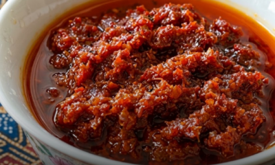 Sambal tumis merah pekat dimasak hingga pecah minyak