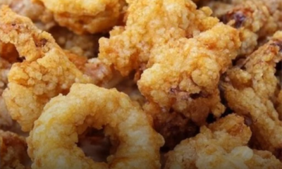Sotong goreng tepung rangup berwarna keemasan di atas pinggan