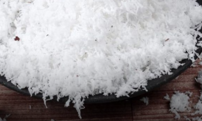Kelapa parut segar untuk dijadikan stok dapur