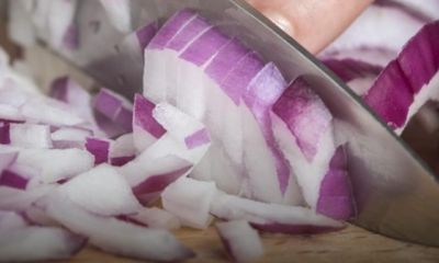 Teknik potong bawang dengan cara yang betul menggunakan pisau tajam untuk hasil hirisan lebih kemas dan sekata.