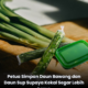Daun bawang dan daun sup disimpan dalam plastik aiskrim berisi air untuk memastikan sayur kekal segar lebih lama dalam peti ais.