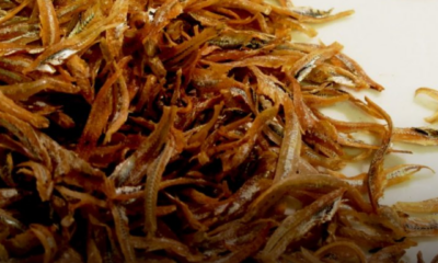 Ikan bilis yang telah dicuci dan ditapis sehingga kering sebelum digoreng