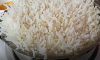 Nasi beras basmathi yang dimasak sempurna kelihatan panjang, gebu dan berderai di dalam periuk