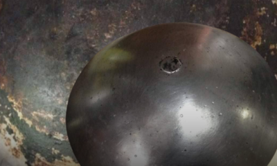 Kuali hitam dan berkerak sedang dibersihkan menggunakan bahan dapur seperti soda bikarbonat dan asam keping hingga kembali berkilat.