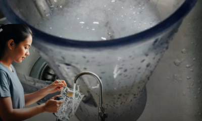 Pengisar dapur sedang dibersihkan menggunakan campuran tepung gandum dan air untuk menghilangkan kesan cili serta bau melekat.