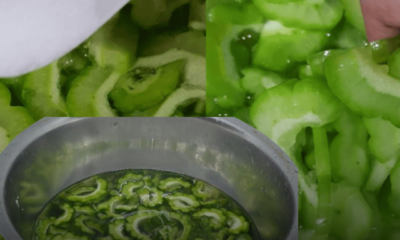 Hirisan peria sedang direndam dan dibersihkan untuk mengurangkan rasa pahit sebelum dimasak.