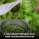 Hirisan peria sedang direndam dan dibersihkan untuk mengurangkan rasa pahit sebelum dimasak.