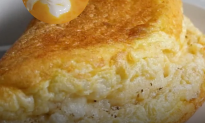 Telur dadar gebu dan lembut di dalam kuali selepas dimasak menggunakan campuran mayonis dan telur.