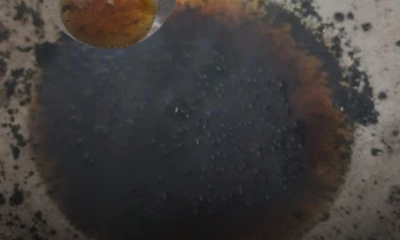 Minyak masak hitam selepas menggoreng ikan cencaru sumbat dijernihkan semula menggunakan bancuhan tepung jagung.