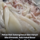 Sotong segar direbus bersama asam keping untuk mengelakkan saiznya mengecut ketika dimasak.
