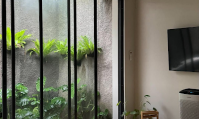 Sudut ruang hijau dalam bilik tidur dengan pokok indoor yang memberikan suasana tenang seperti resort.