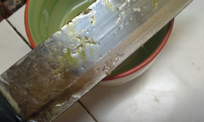 Cara membersihkan getah pisang dan nangka pada pisau menggunakan minyak masak