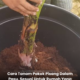 Anak pokok pisang ditanam di dalam pasu besar menggunakan media cocopeat bagi memudahkan penjagaan dan sesuai untuk ruang rumah yang terhad.