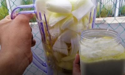 Bawang kisar yang telah siap dimasukkan ke dalam bekas simpanan dan ditambah lapisan minyak masak di bahagian atas.