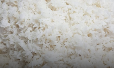 Nasi putih yang dimasak sempurna dengan tekstur berderai, lembut dan kelihatan menyelerakan.