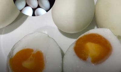 Telur masin dimasak menggunakan air fryer dalam loyang kecil dengan hasil masak sempurna tanpa perlu direbus menggunakan air.