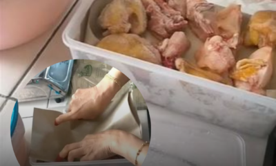Ketulan ayam mentah disusun berlapis dalam bekas menggunakan kertas pembalut makanan sebagai pemisah sebelum disimpan dalam peti sejuk beku.