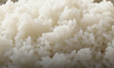 Nasi putih yang baru dimasak dalam periuk nasi elektrik dengan tekstur berderai dan gebu hasil penggunaan petua untuk mengelakkan nasi cepat basi.