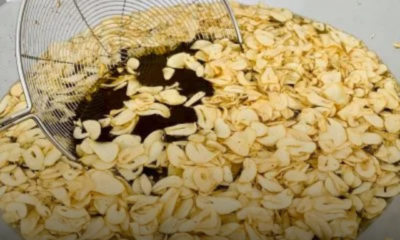 Bawang putih goreng rangup berwarna keemasan yang sesuai dijadikan taburan pelbagai hidangan.