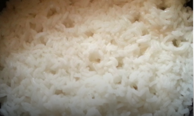 Nasi terjelantah yang masih mentah dan tidak masak sekata selepas dimasak.