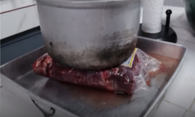 Daging beku yang baru dikeluarkan dari peti sejuk beku untuk proses nyahbeku.
