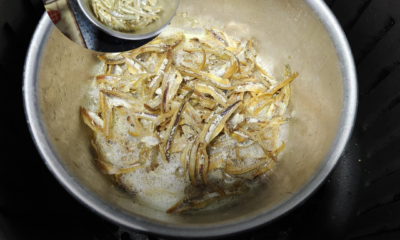 Ikan bilis yang digoreng menggunakan air fryer dengan sedikit minyak untuk mendapatkan tekstur rangup seperti gorengan biasa.