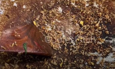 Cara membersihkan kerak kuali dengan mengisi air mengikut jumlah kerak yang melekat pada permukaan kuali.