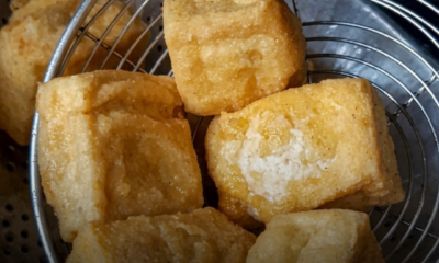 Kacang soya yang telah direndam semalaman sebagai bahan utama untuk membuat tauhu homemade.