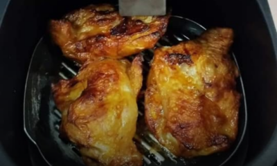 Ayam yang telah diperap dengan bawang putih, halia, kunyit dan garam sebelum dimasak menggunakan air fryer.