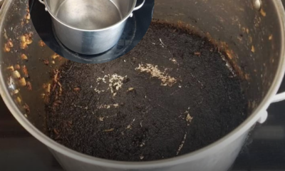 Periuk berkerak dan hangit sedang dibersihkan menggunakan campuran baking soda dan cuka untuk menanggalkan kerak degil pada permukaan periuk.