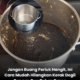 Periuk berkerak dan hangit sedang dibersihkan menggunakan campuran baking soda dan cuka untuk menanggalkan kerak degil pada permukaan periuk.