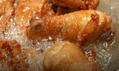 Ayam mentah yang dipotong sederhana di atas papan pemotong untuk memudahkan proses menggoreng hingga masak sekata.