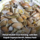 Kerang segar yang direndam dalam air bersama tepung gandum dan cili kering untuk mengeluarkan kotoran serta pasir dari dalam cengkerang.